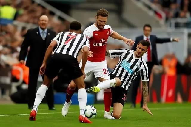 文班亚马观战巴黎4比2曼城 获赠印马刺字样球衣